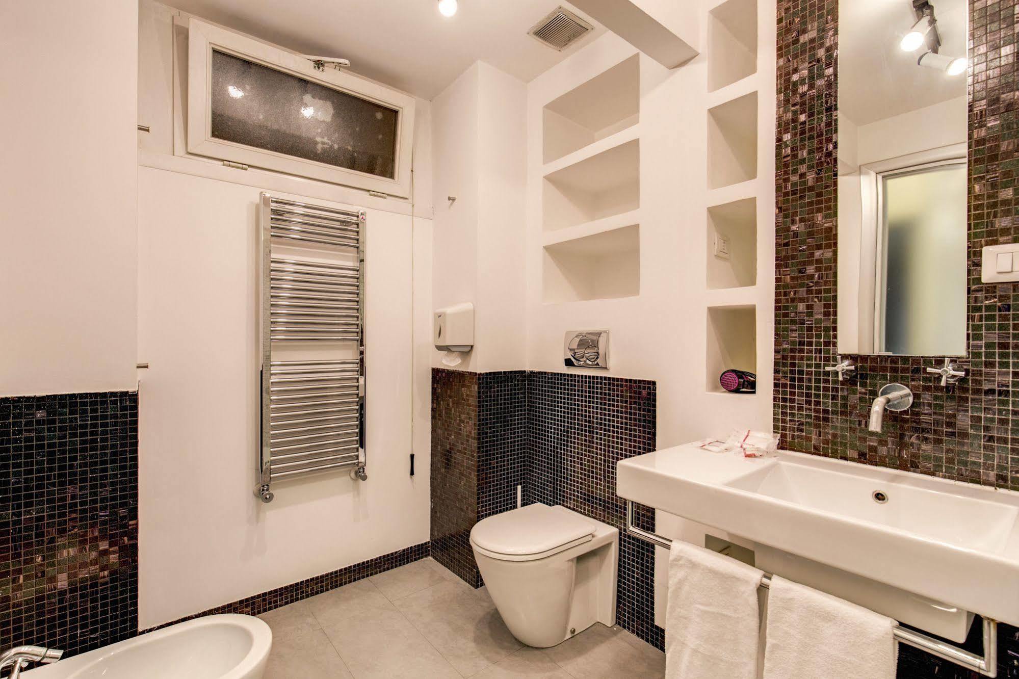 เอชเช โรมา สวีท Bed & Breakfast ภายนอก รูปภาพ