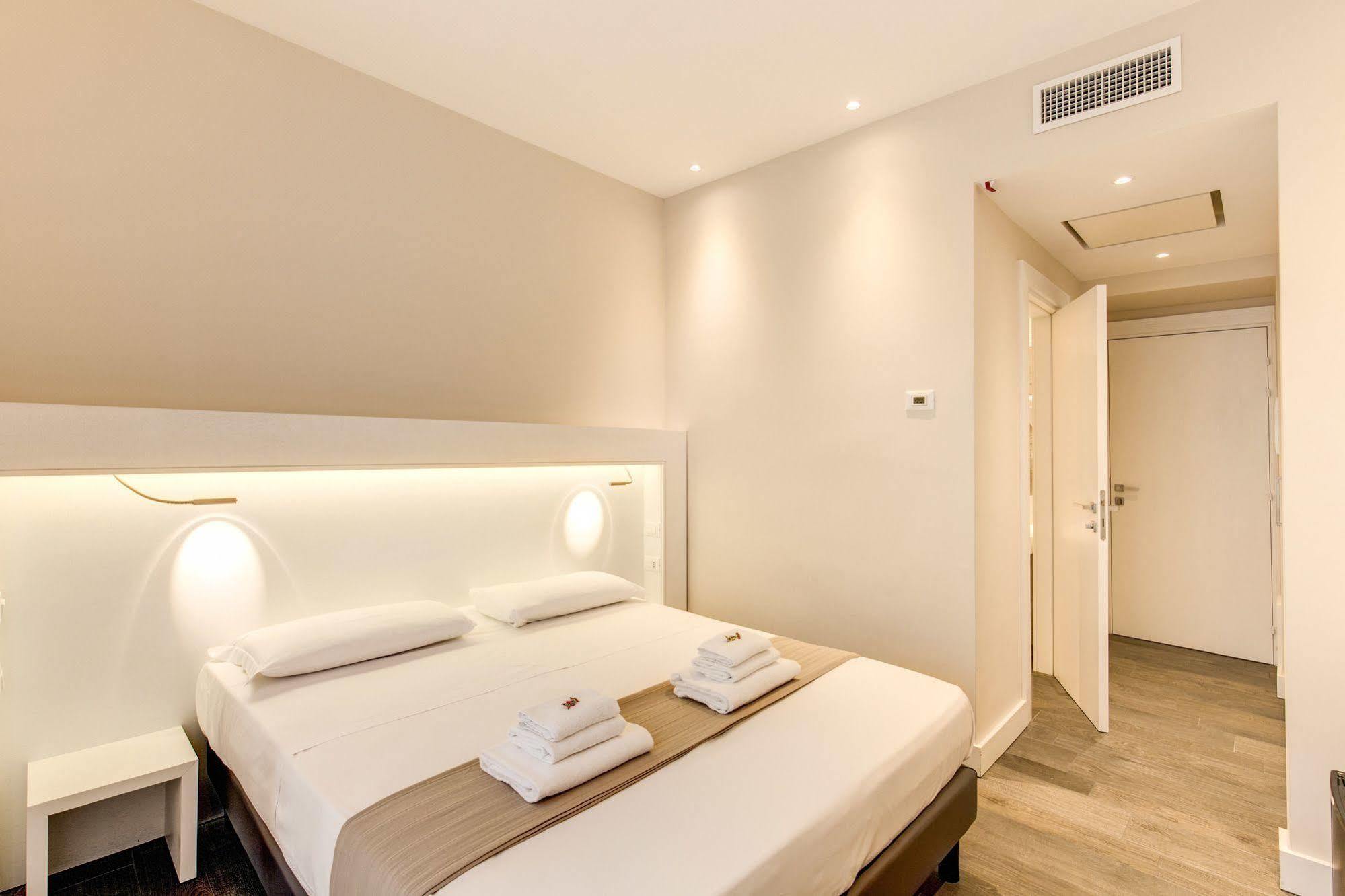 เอชเช โรมา สวีท Bed & Breakfast ภายนอก รูปภาพ